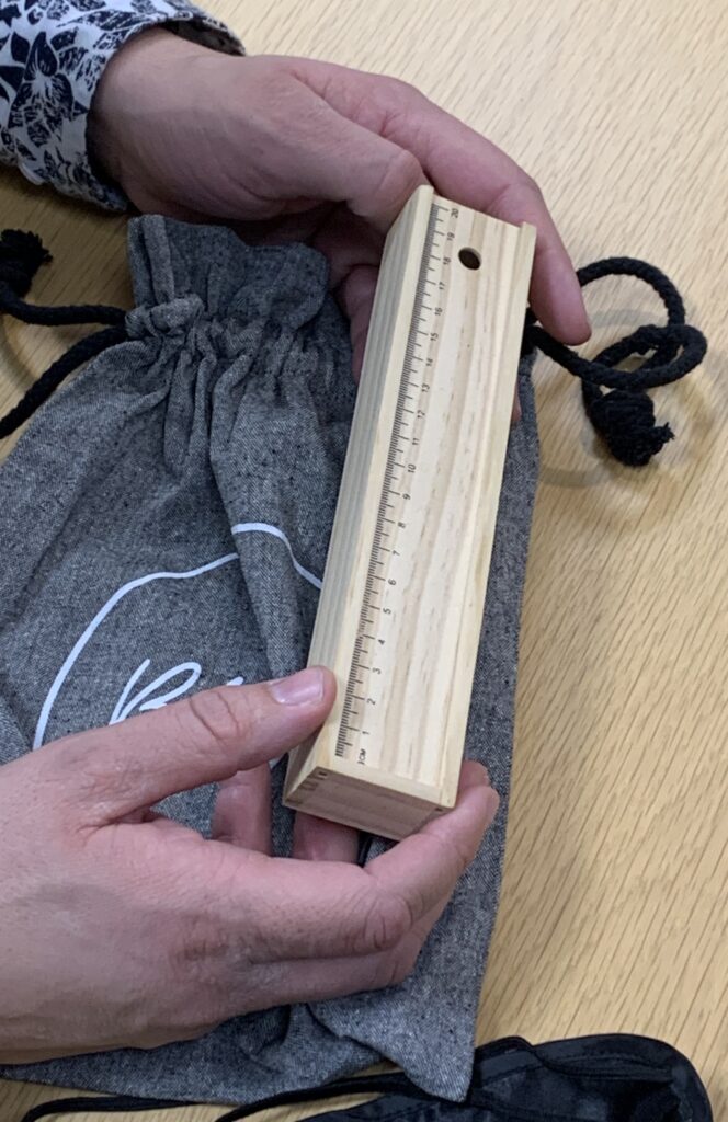 Syntolkning av föremål.