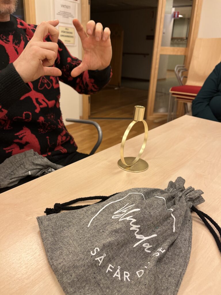Syntolkning av föremål.