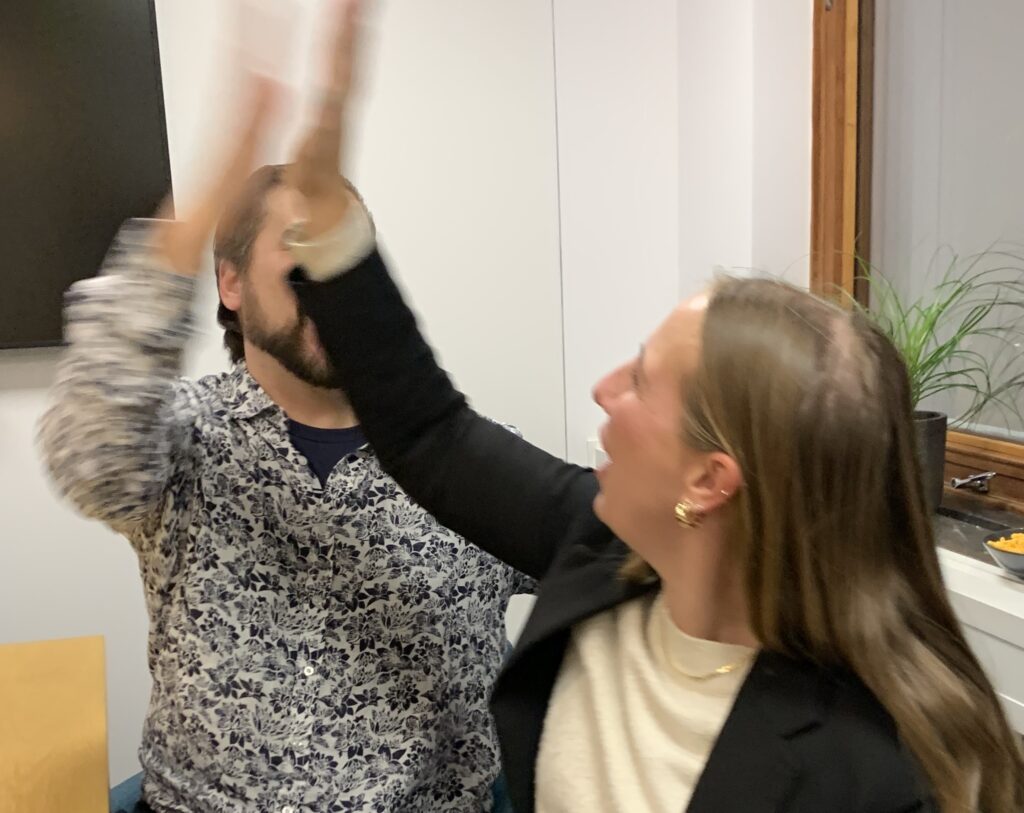 Två deltagare gör high-five efter fullpott på en Sinnesjakt.