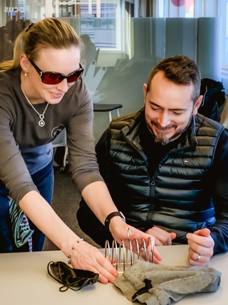 Bild från event: Syntolka föremål. Blundas coach instruerar deltagare om föremål som ska syntolkas.